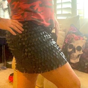 Totally rockin🤘🏼 faux leather, textured mini skirt size 6